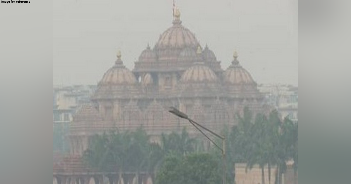 Delhi's air quality remains in 'poor' category day before Diwali, smog blanket covers sky